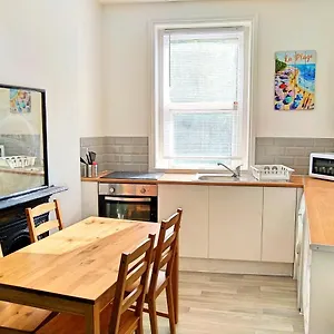 Apartment Entire Floor 2 Bedrooms On Westcliff